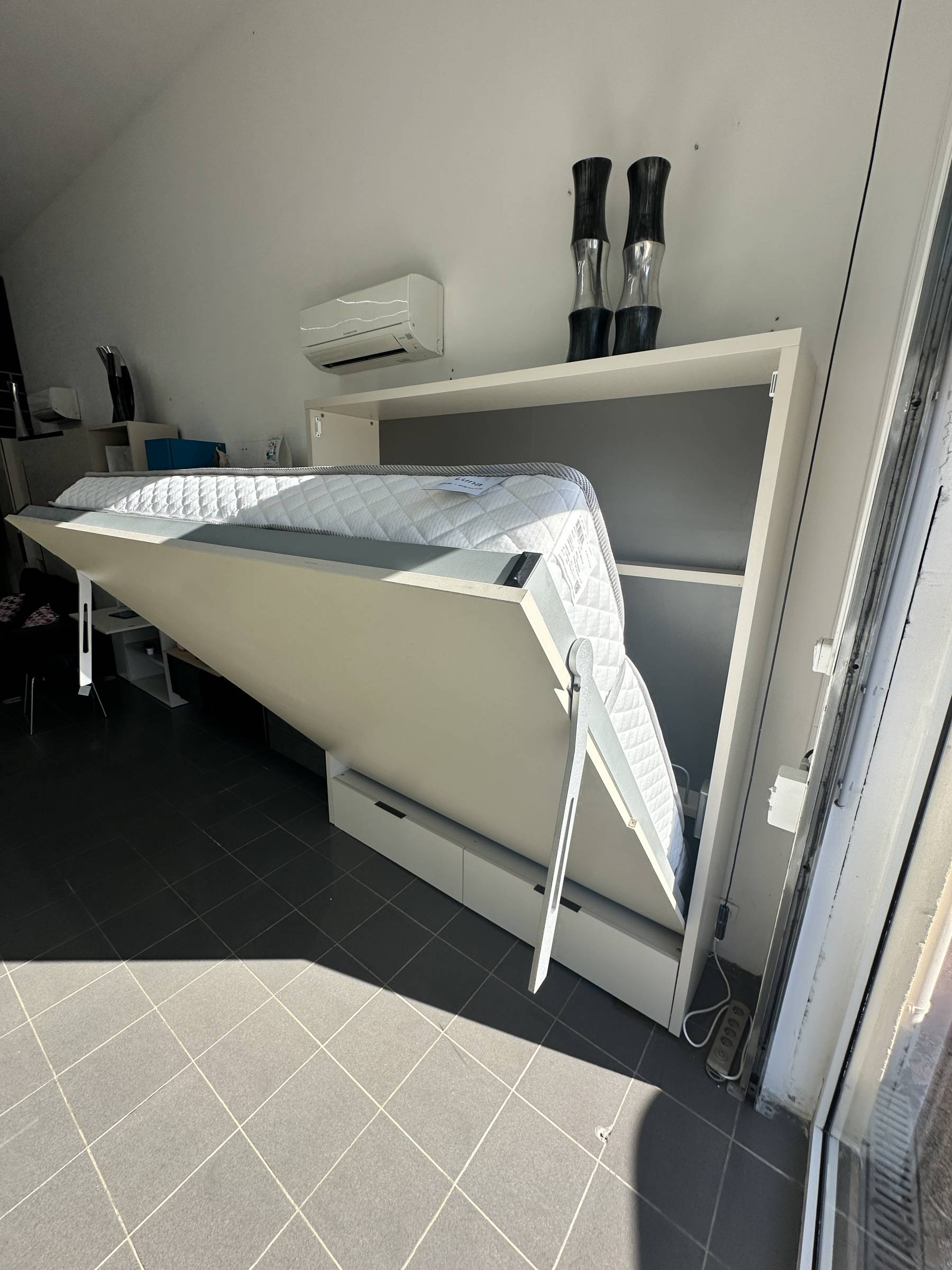 Flash sur le lit escamotable avec large couchage  de 180 cm parfait pour 2 personnes de grande taille et en vente entre Toulon et Marseille !